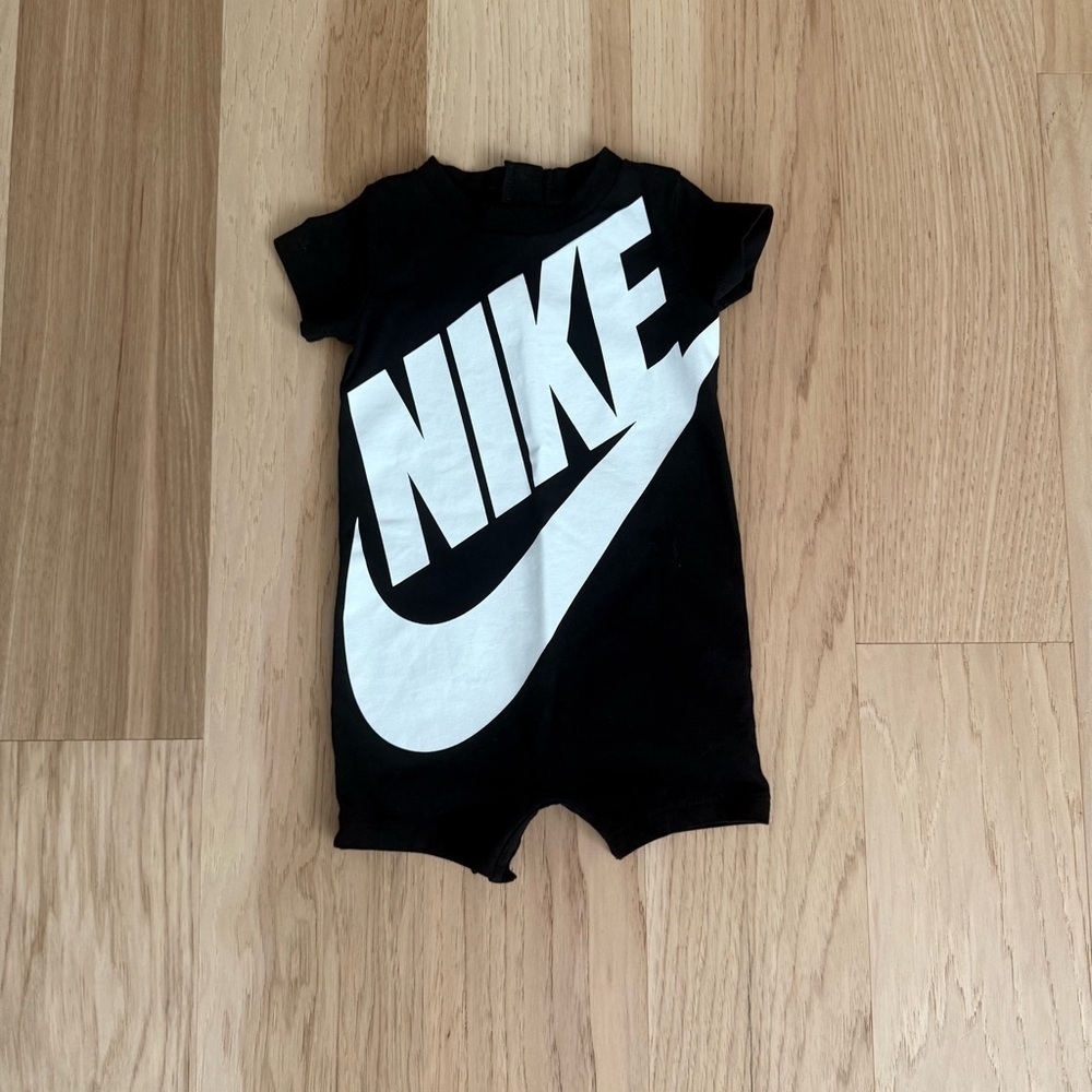 Nike Baby Infant Nike Logo Coverall Futura Romper Bodysuit Black White 6 Months - Picture 2 of 6